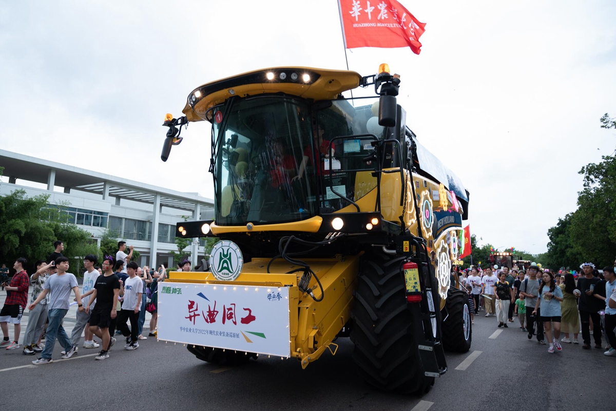 云顶赌场
装扮的“大黄蜂”收割机（学通社记者 吴采睿 摄）